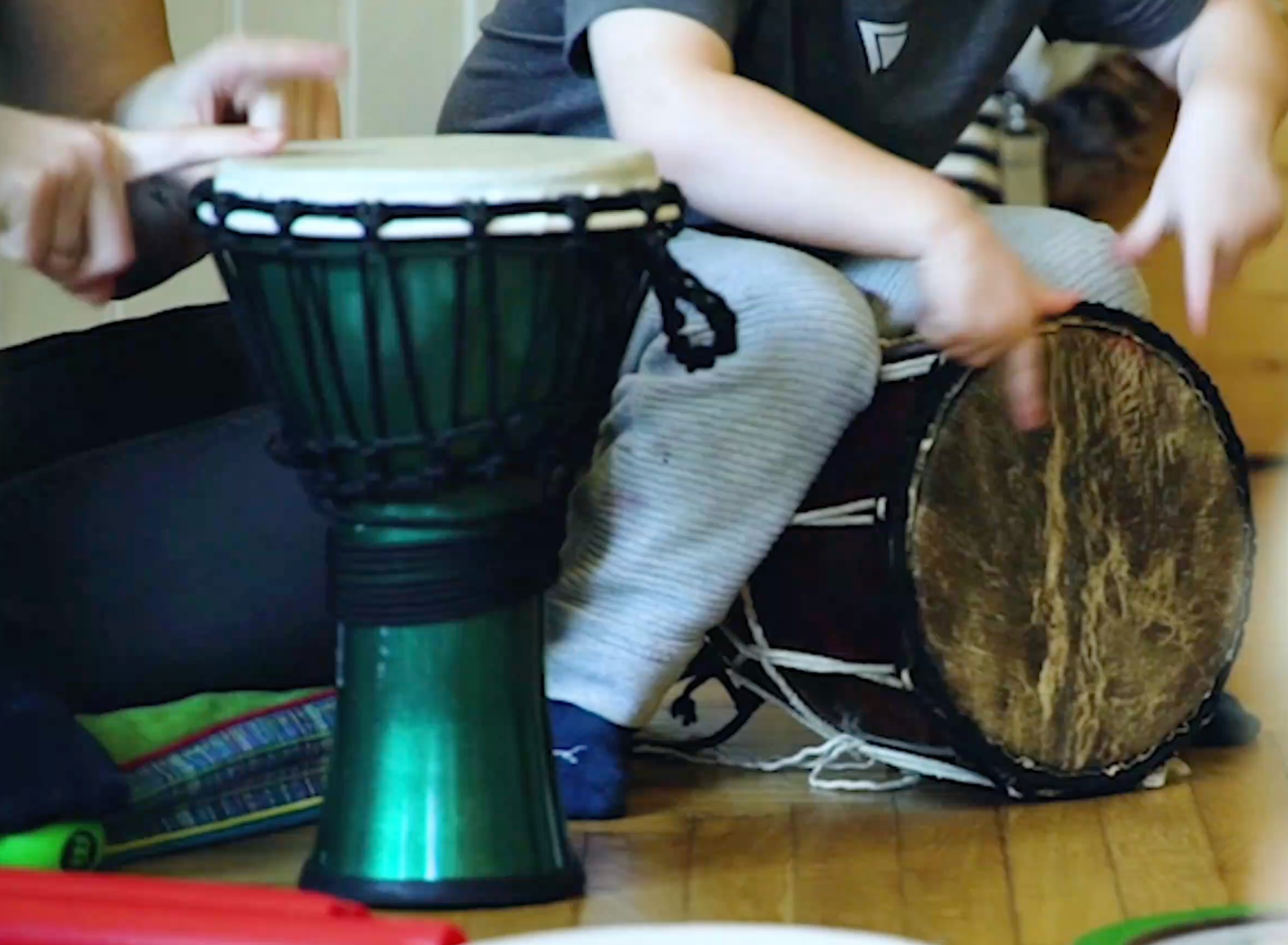 Kind beim Trommeln im Good Vibes Drumming Workshop